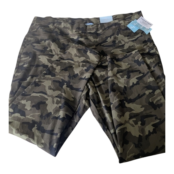Camouflage Print Pants. Plus Size 4X. New - Picture 3 of 6